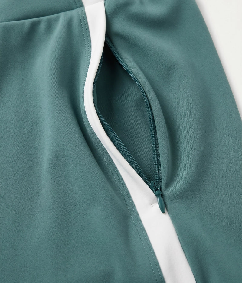 Two roomy exterior hidden zipper pockets built into the white piping.